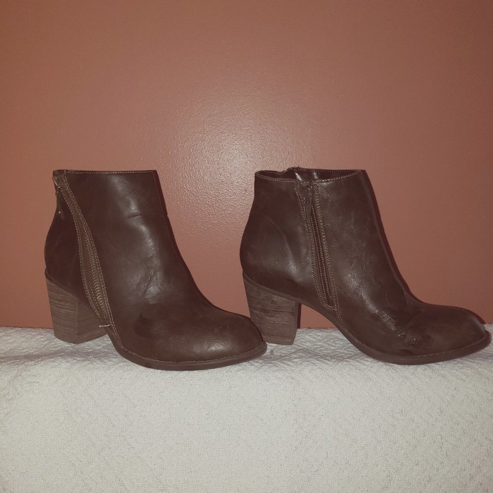 Diba Pilot brown zipper ankle bootie - size 71/2